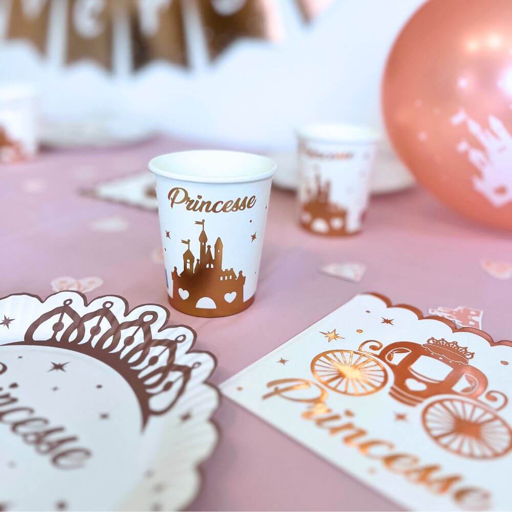 Box anniversaire Jimily : Décoration de table féérique pour anniversaire enfant : assiettes, gobelets et serviettes jetables sur le thème des princesses pour une fête d'anniversaire royale.