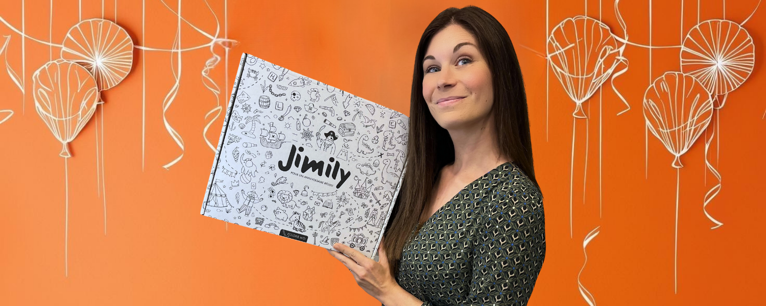 Présentation de Charline la fondatrice qui tient une box anniversaire Jimily dans ses mains.