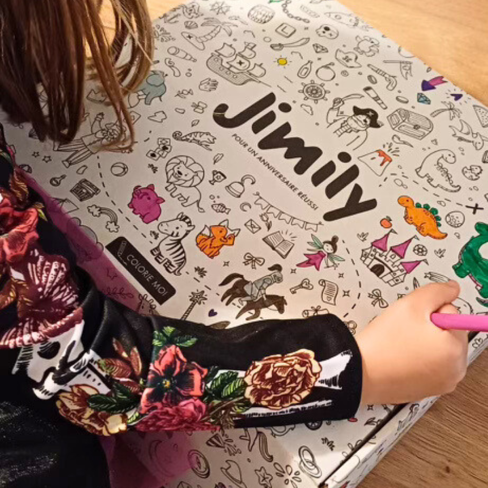 Photo d'une enfant qui colorie sa box Jimily grâce aux différents dessin présents sur la box. Une façon d'offrir une seconde vie à nos emballages tout en proposant une activité ludique aux enfants. 