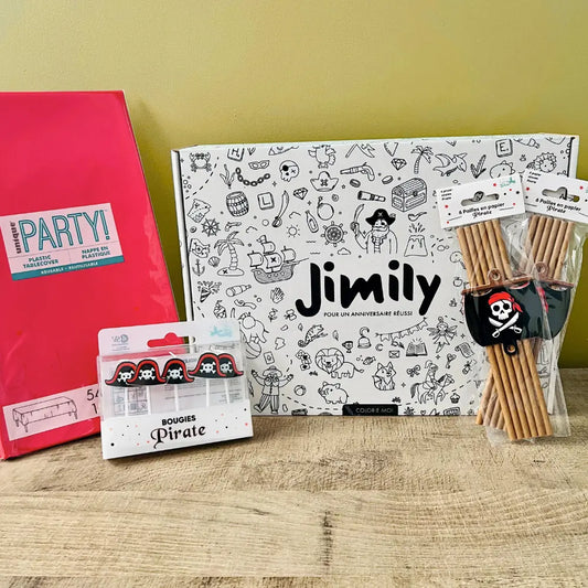 Ajoutez une touche encore plus immersive à votre box anniversaire Pirates Jimily avec le Pack Jimily+ !  Ce pack complémentaire comprend une nappe rouge pour recréer l’ambiance des grandes aventures en mer, des pailles assorties pour une table de pirates et des bougies en forme de chapeaux de pirate pour sublimer le gâteau. 