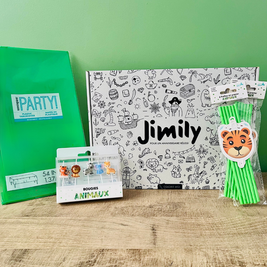 Ajoutez une touche encore plus immersive à votre box anniversaire Safari Jimily avec le Pack Jimily+ ! Ce pack complémentaire comprend une nappe verte pour plonger les enfants au cœur de la jungle, des pailles assorties pour une table thématique et des bougies en forme d’animaux de la jungle pour sublimer le gâteau.
